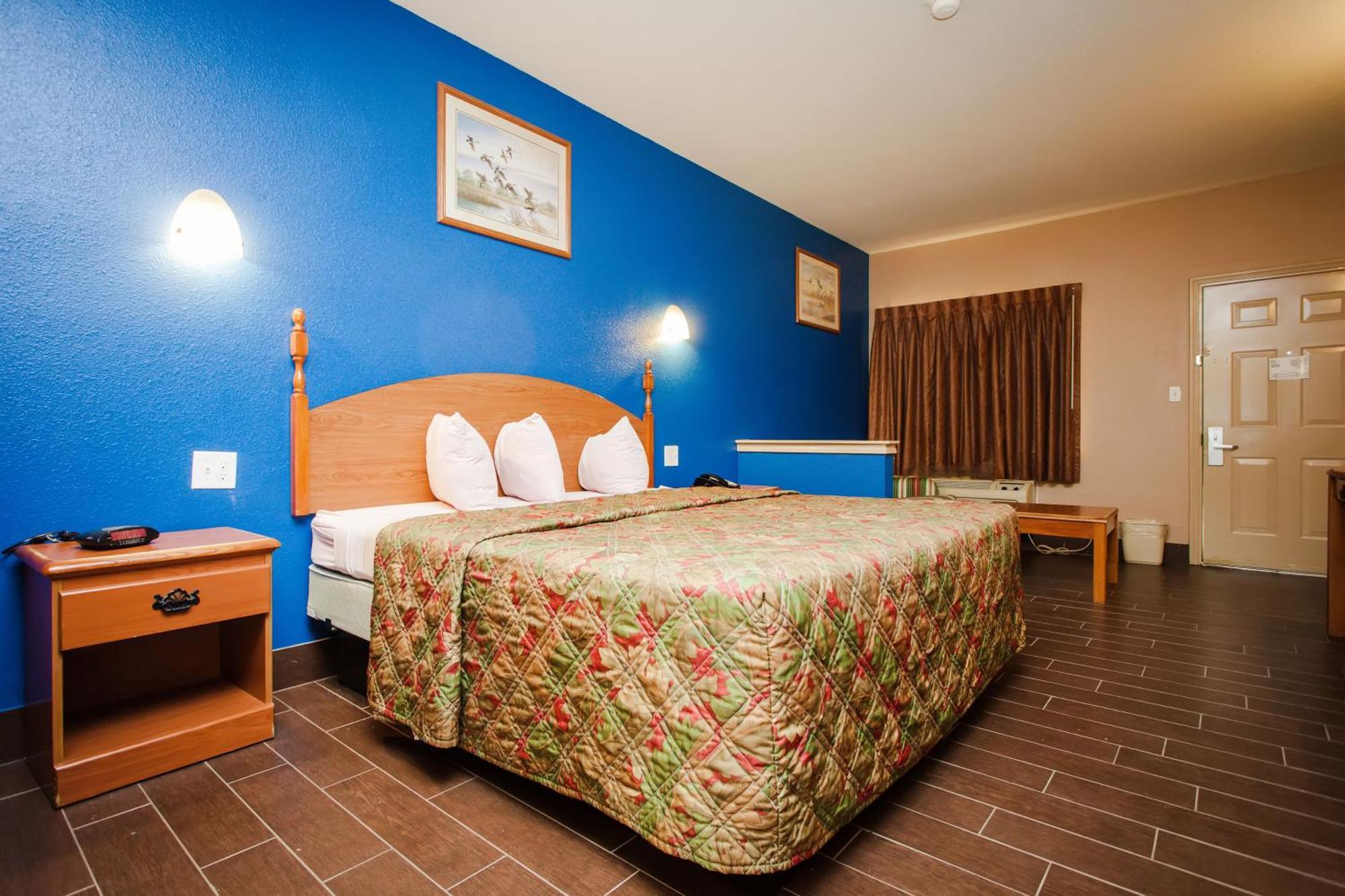 Scottish Inn & Suites Hankamer Habitación foto